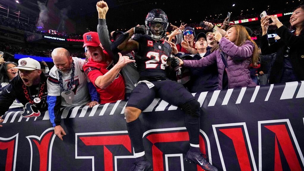 Texans crush Chargers, force Herbert into 4 INTs