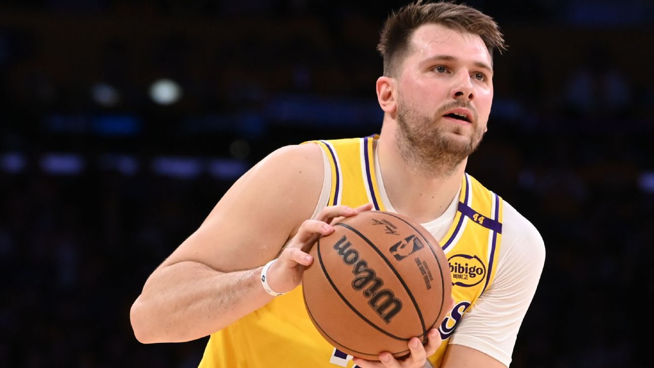 Palavrão de LeBron, tensão e mais: a estreia de Doncic pelos Lakers