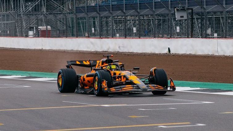 First F1 launch! McLaren debut 2025 car in camo