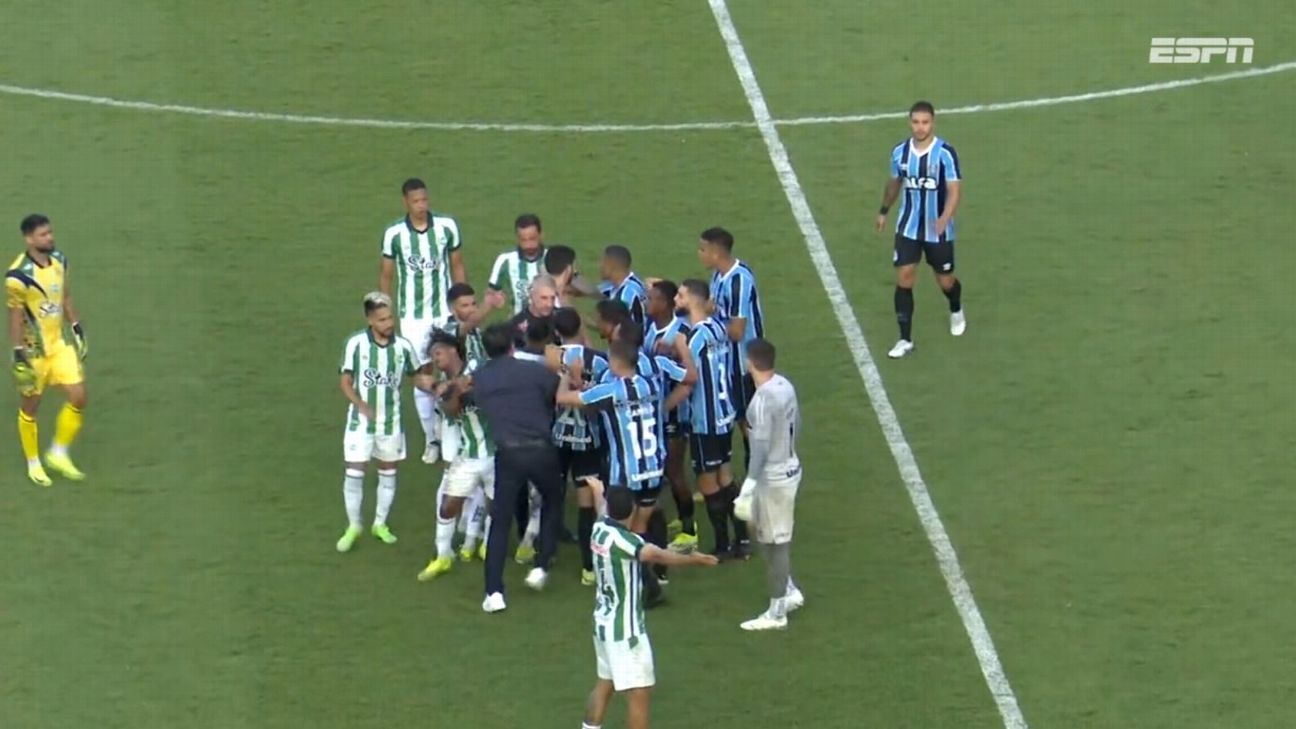 Gol de bicicleta do Grêmio gera confusão incrível