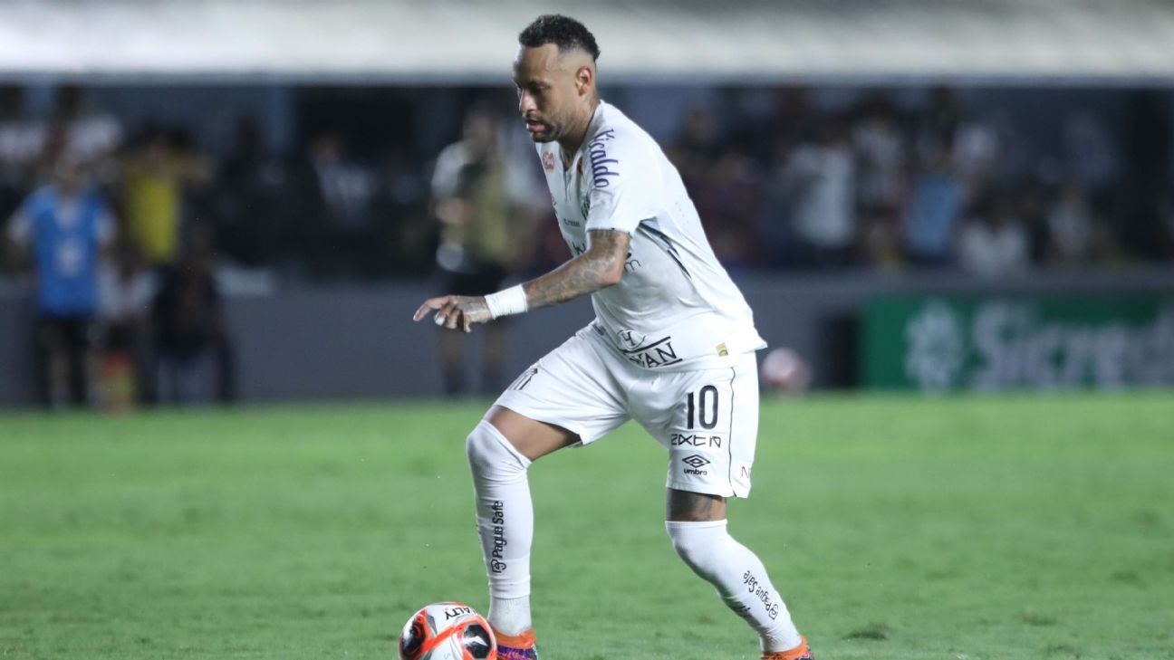 Neymar deixa jogo do Santos mancando e será reavaliado antes da semi