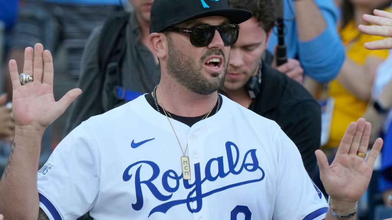 Moustakas will sign 1-day deal, retire as Royal