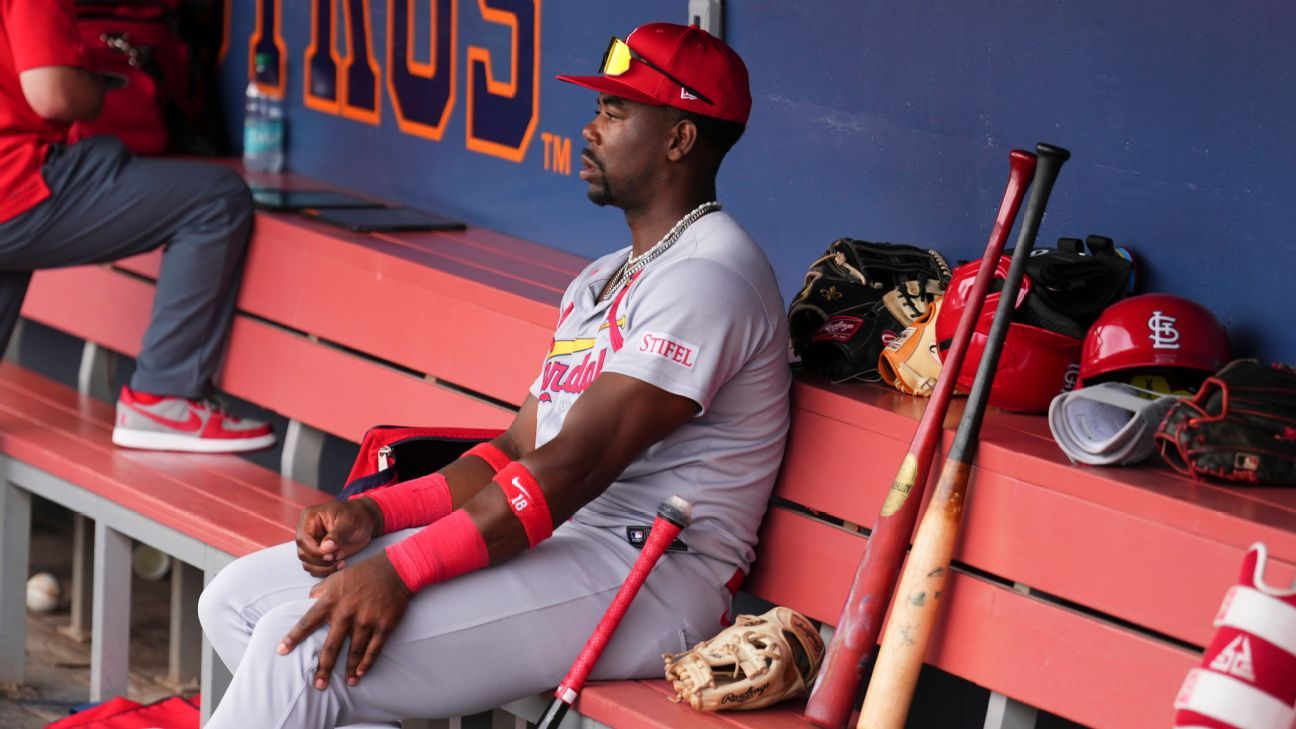 Cards OF Walker leaves game with knee injury