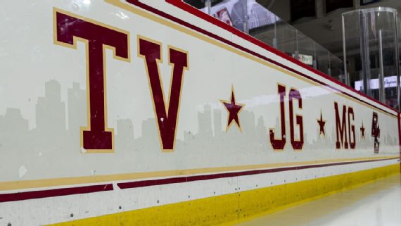 Доска с именами в память о Годро и Воче на скамейке Boston College