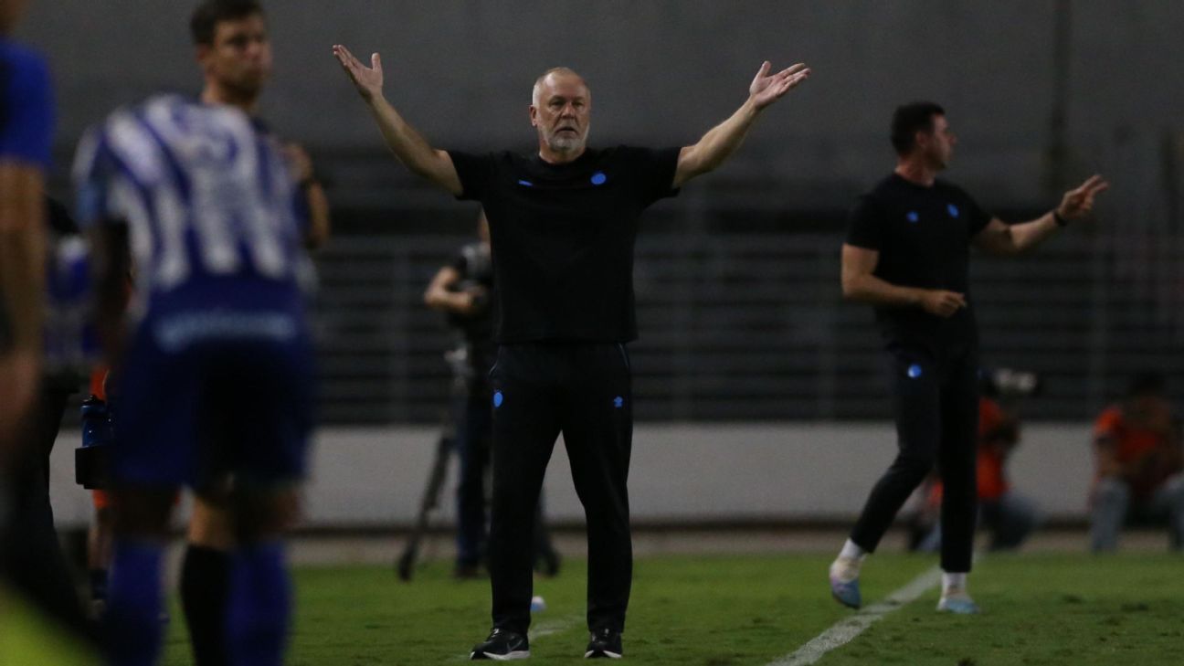 Csa vira sobre o Grêmio nos acréscimos, mantendo Mano Menezes sem vitórias.