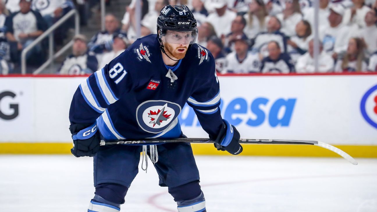 Jets lock up forward Connor with M extension