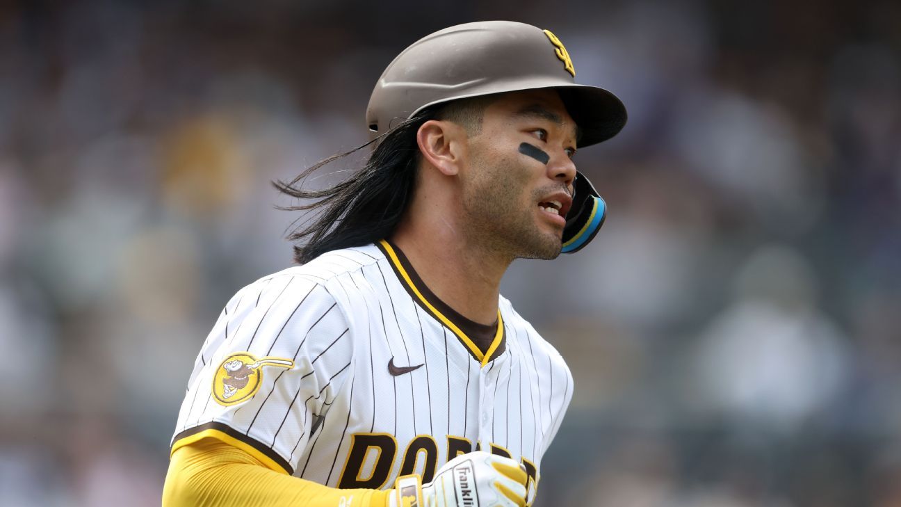 Reds get Joe from Padres for minor leaguer, cash