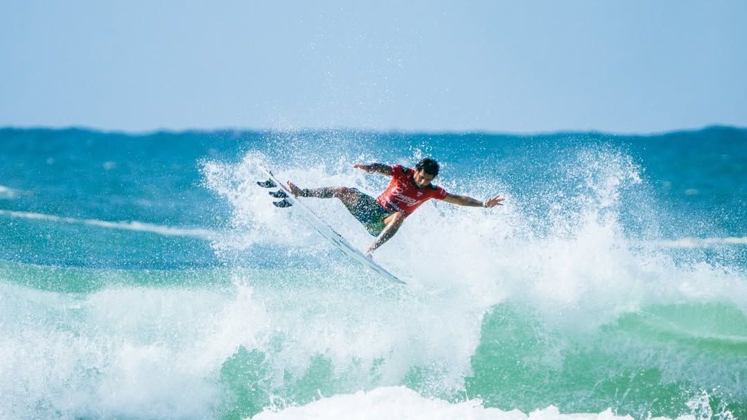 Filipinho brilha e leva 1º título no retorno ao surfe