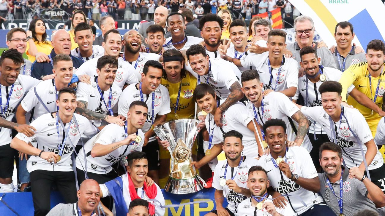 Hoje sem clube, campeão brasileiro com Corinthians desabafa: 'Vou ficar passando isso sempre?'