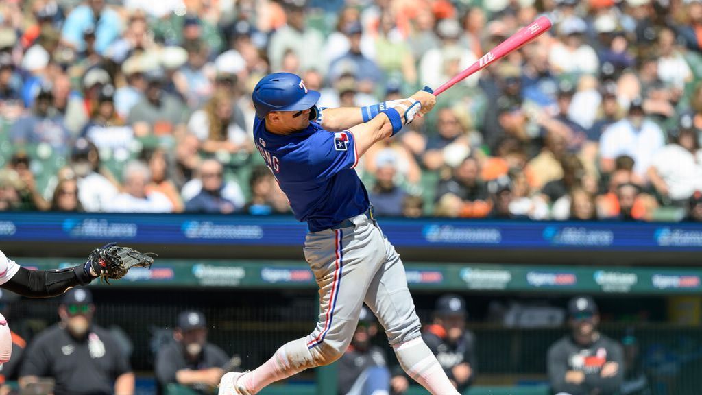 Jung hits HR for mom while facing brother Jace
