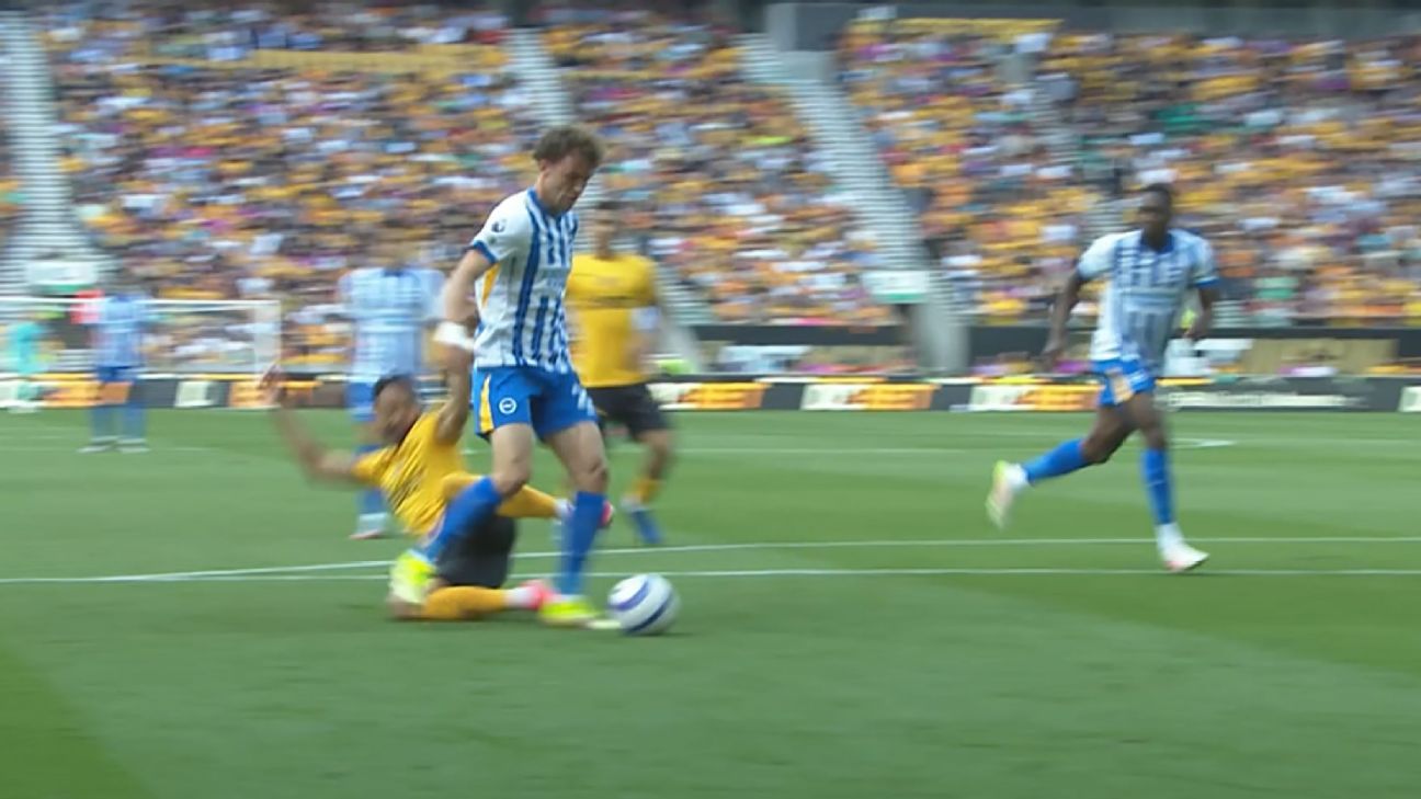 Se dictaminó que Matheus Cunha estaba intentando jugar el balón, por lo que escapó con una tarjeta amarilla.