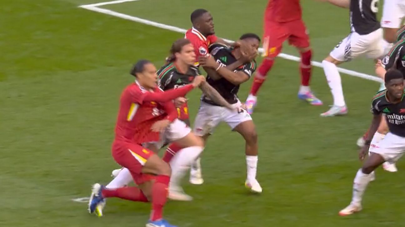Ibrahima Konaté fue sancionado por tener las manos en la cara de Myles Lewis-Skelly.
