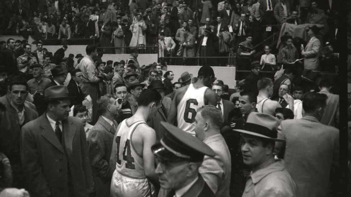 Боб Коузи и Билл Расселл на площадке