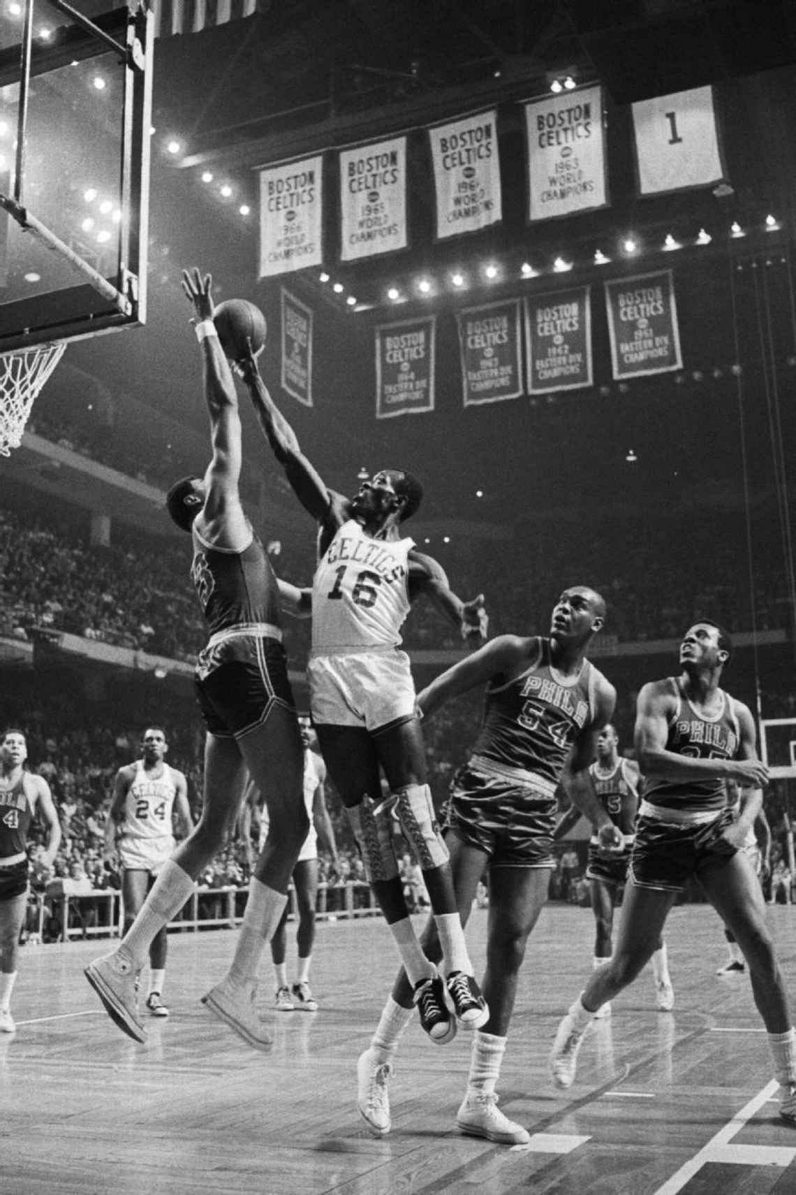 Сэтч Сандерс с куском пола Бостон Гарден