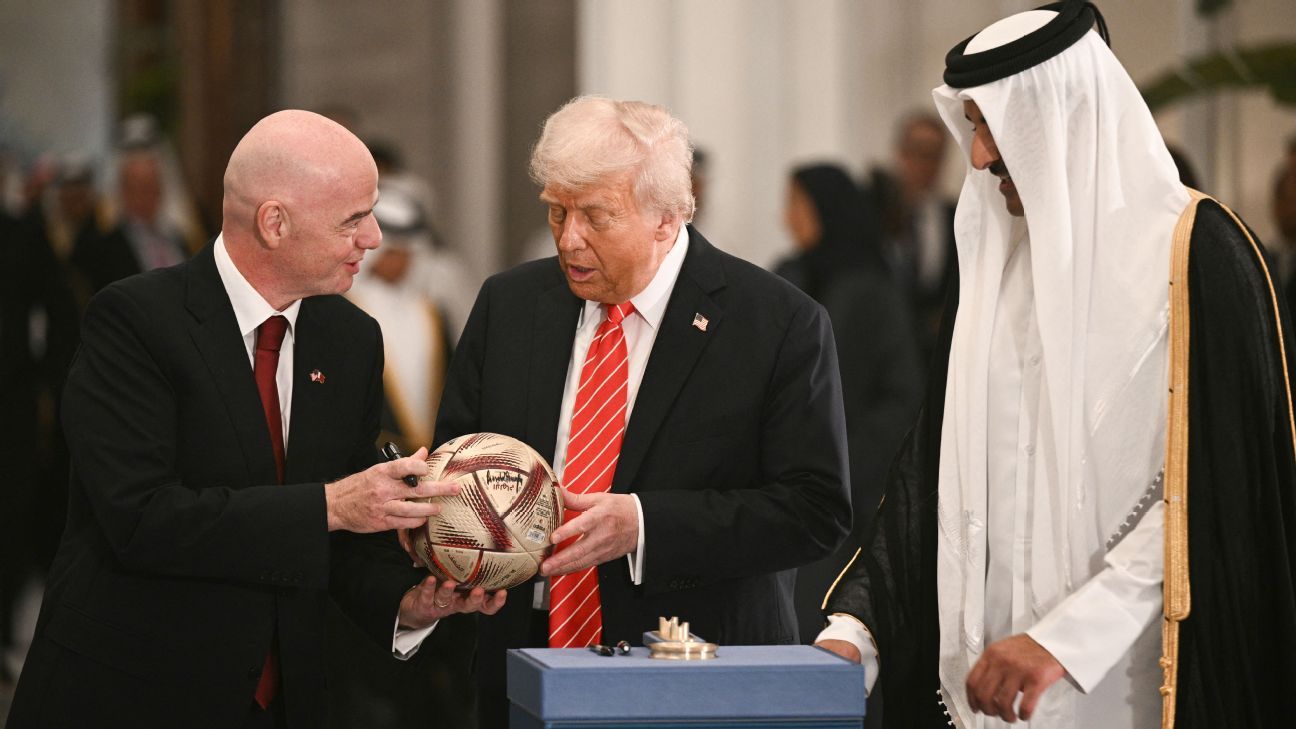 Infantino late to FIFA meeting after joining Trump