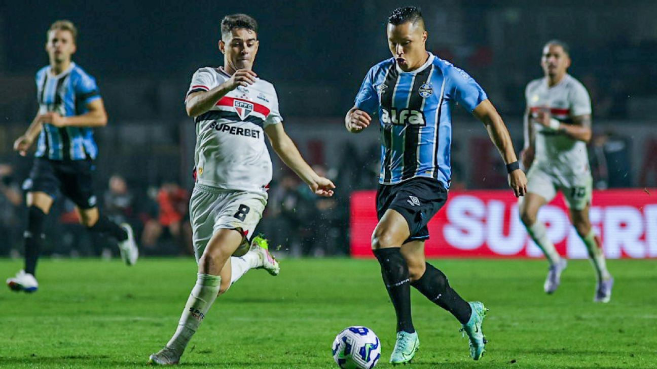 Marlon critica arbitragem e alega que Grêmio sofre com cinco roubos consecutivos.