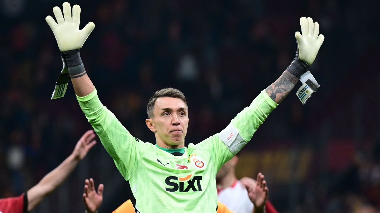 Galatasaray GK scores pen to clinch league title