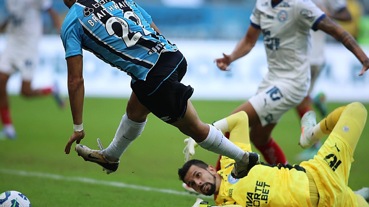 Árbitro marca pênalti claríssimo para o Grêmio em jogo contra o Bahia