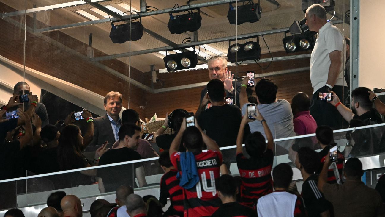 Carlo Ancelotti presente no Maracanã para assistir Flamengo na Libertadores.