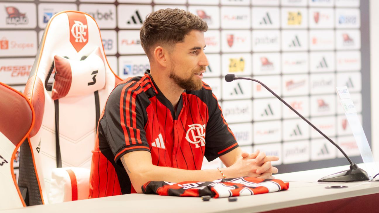 Jorginho chega ao Flamengo e fala sobre Mundial e número da camisa