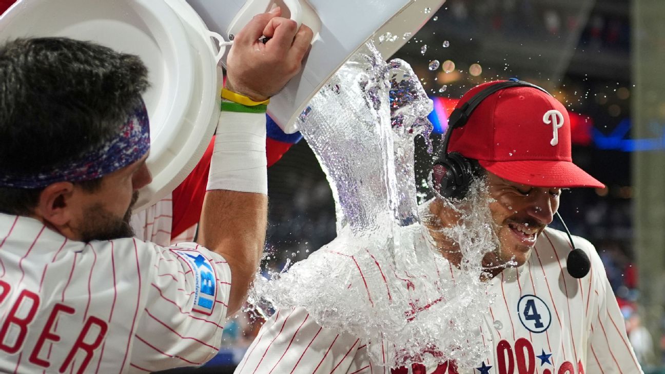 Kemp sparks rally in his 1st Phillies home game