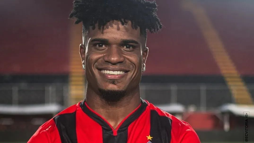 Jogador do Vitória é retirado de campo de ambulância após carrinho forte