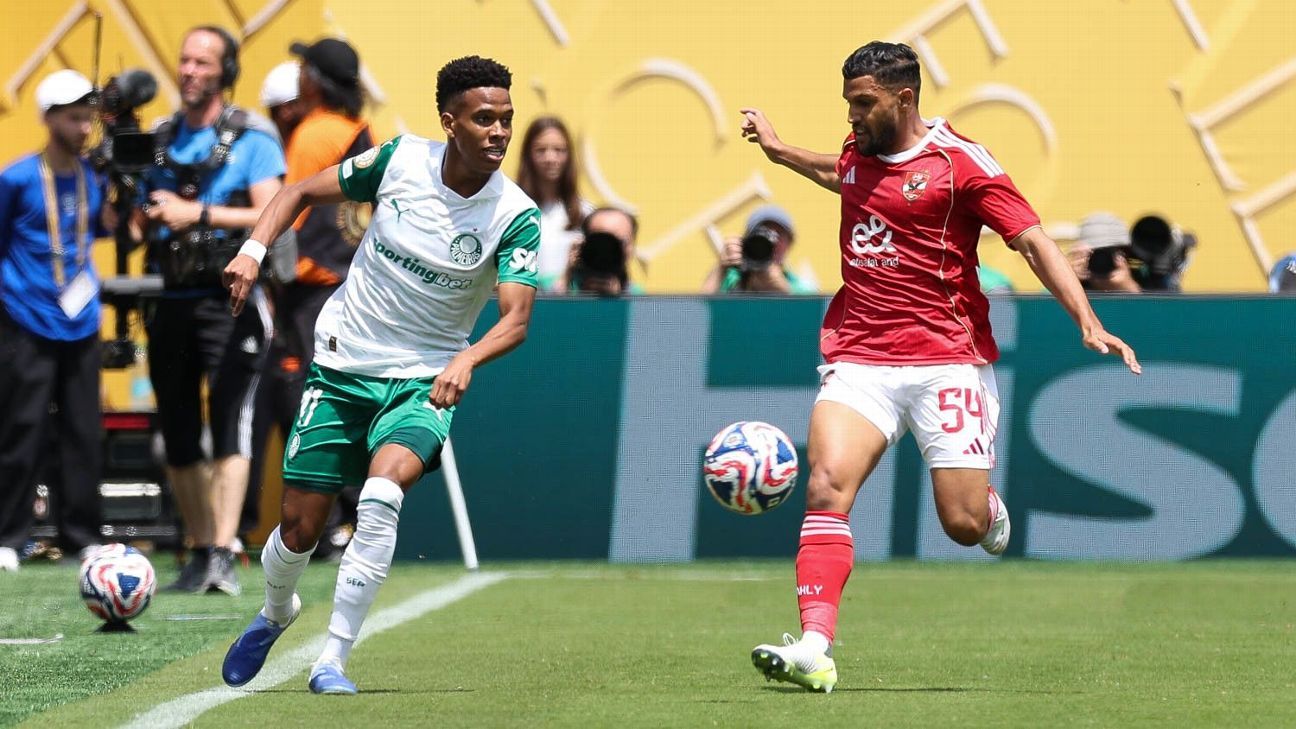 Estêvão contrariado com Abel após substituição em vitória do Palmeiras no Mundial