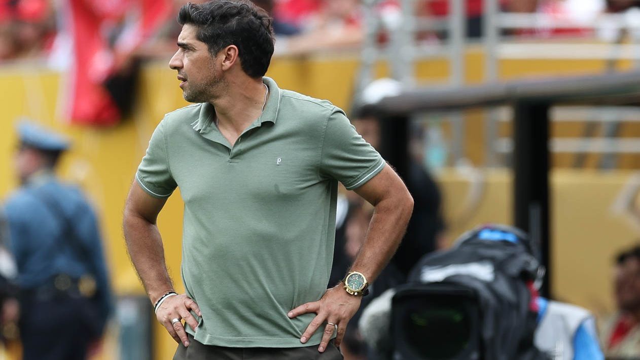 Abel contraria auxiliares do Palmeiras em substituições no intervalo do jogo.