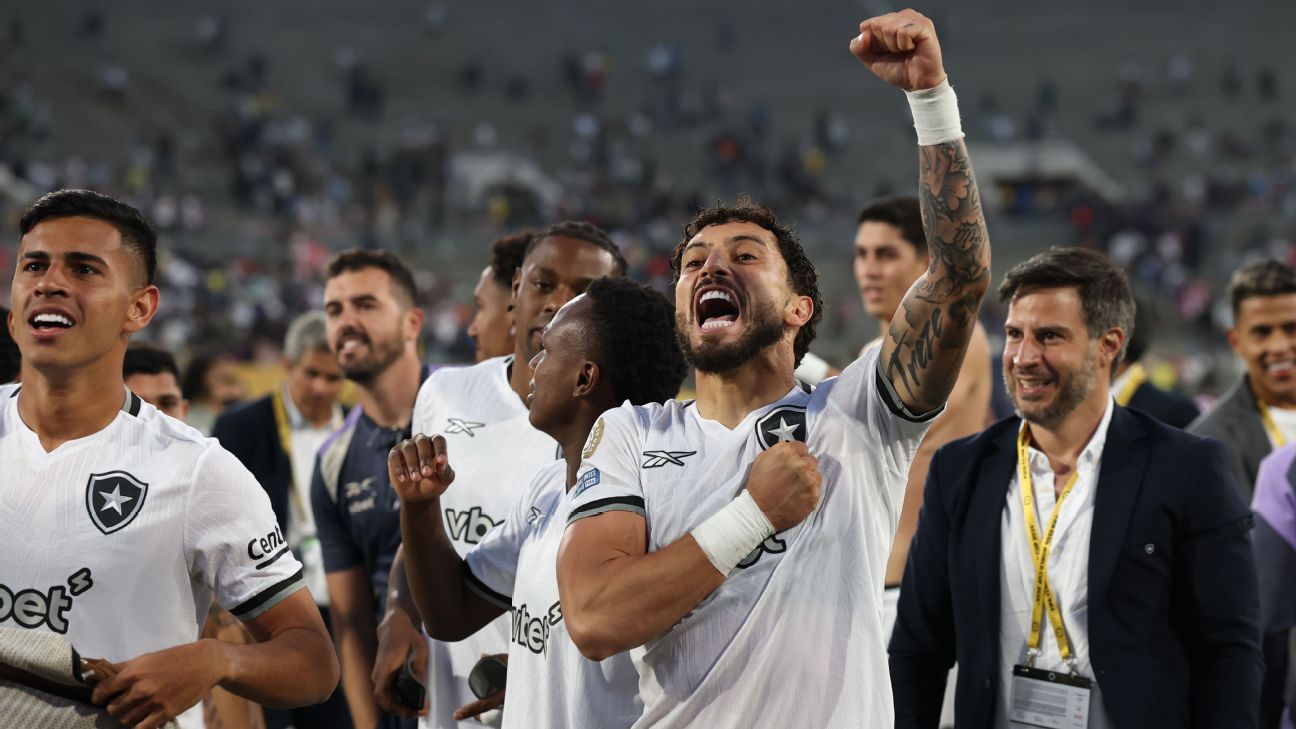 Alex Telles: ‘Para quem ia conhecer o Mickey, nada mal passar do grupo da morte’