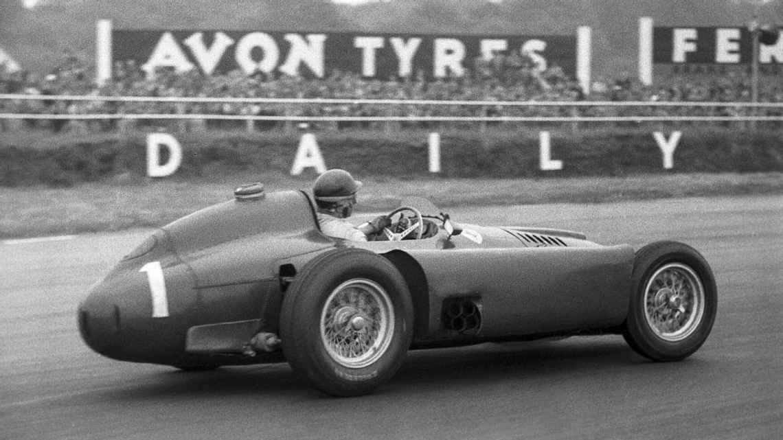 Juan Manuel Fangio en su Ferrari D50 durante el GP de Gran Bretaña de 1956