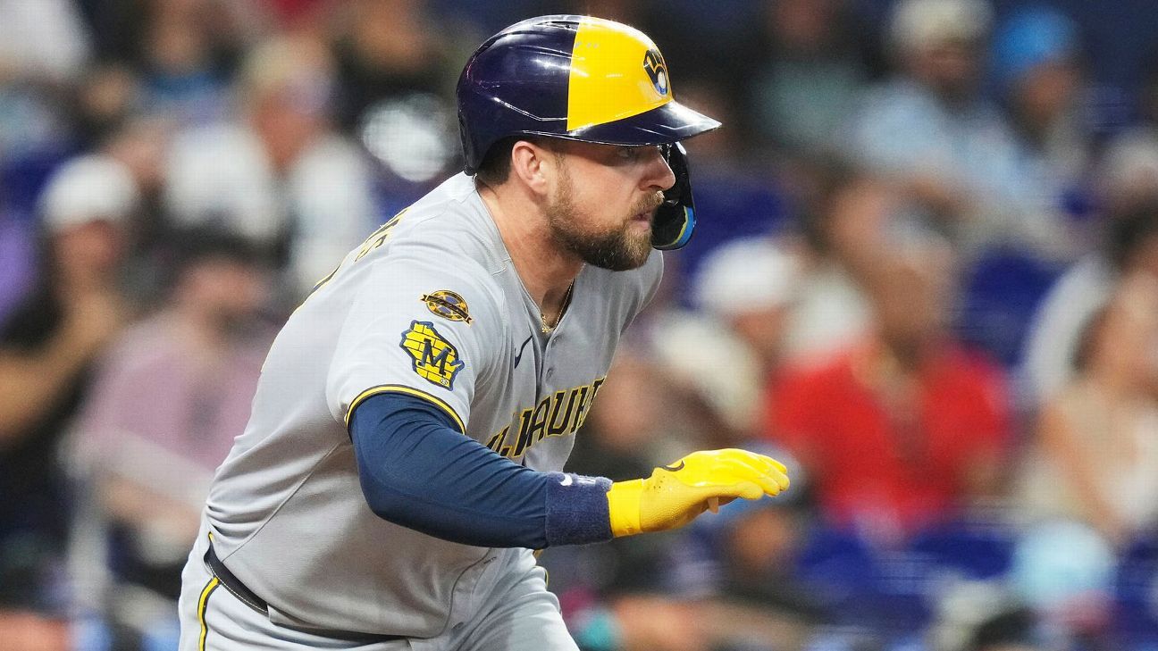 Brewers’ Hoskins hurts thumb tagging runner out
