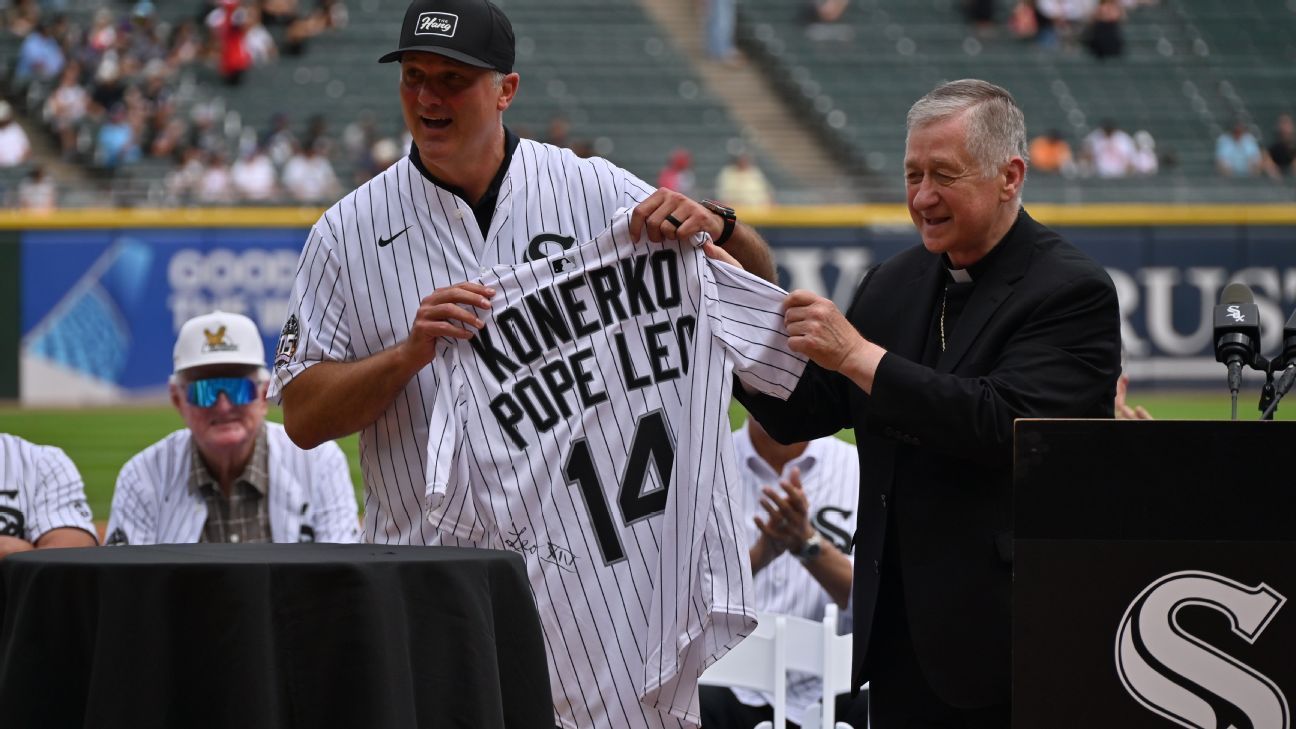Konerko receives autographed jersey from pope