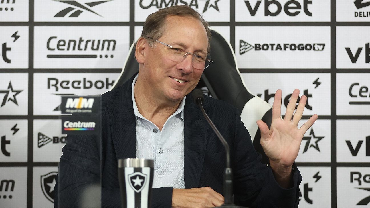 John Textor destaca dificuldade em contratar substituto para Abel Ferreira no Botafogo.