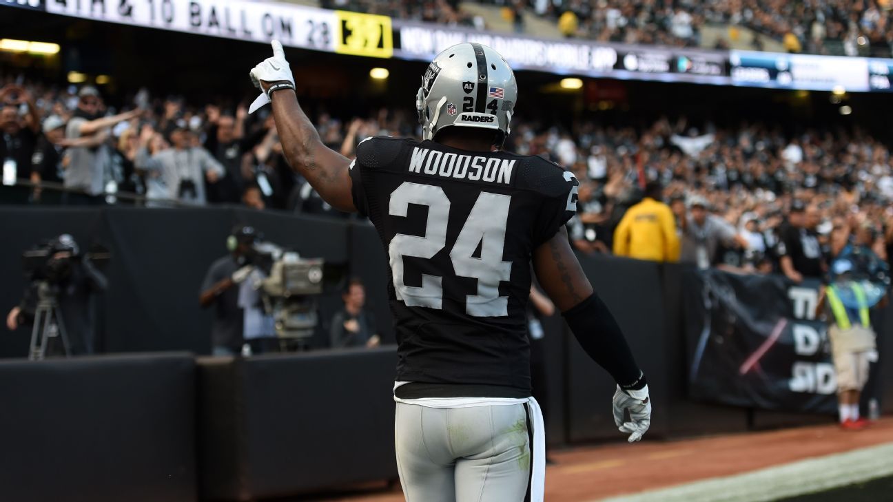 Charles Woodson con uniforme de los Raiders