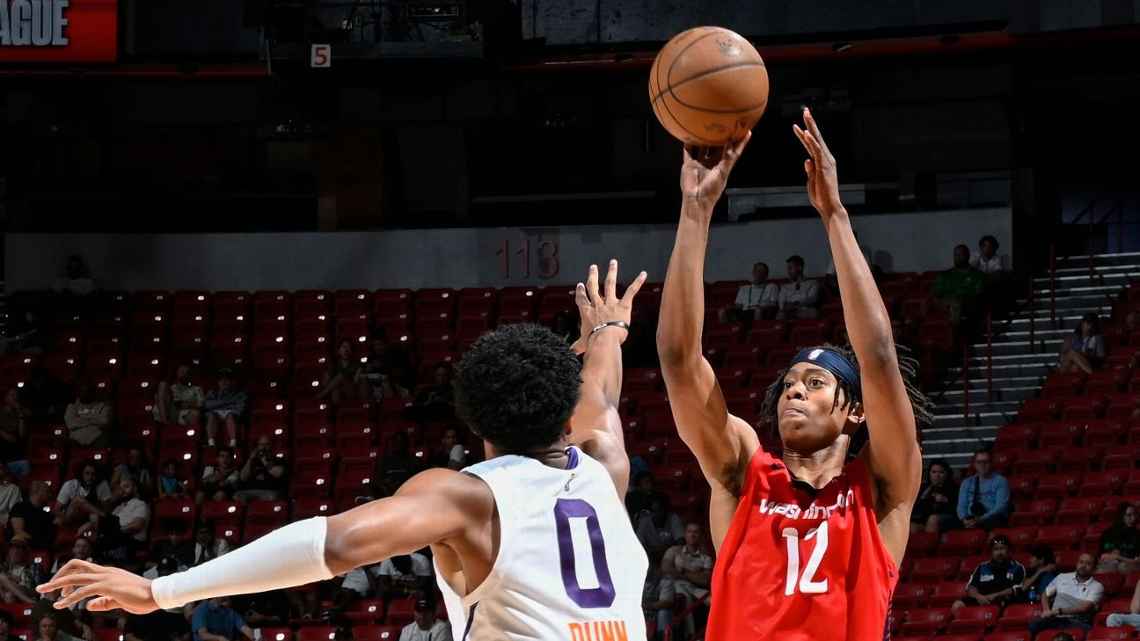 Трэ Джонсон бросает мяч в корзину