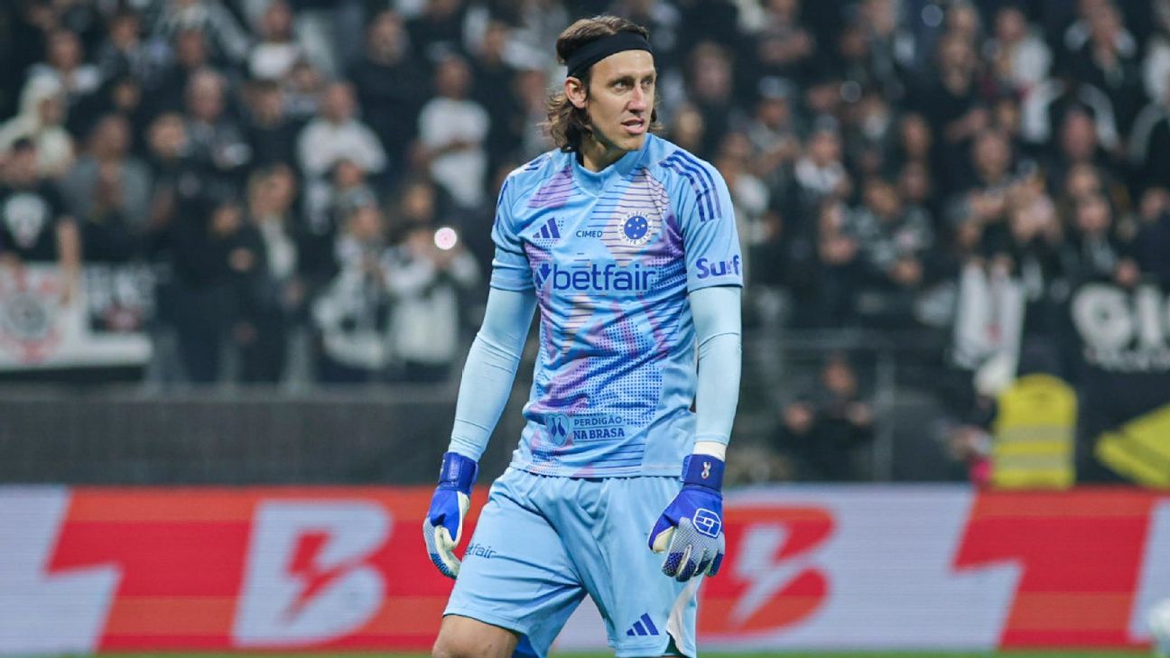 Cássio é homenageado em visita a Itaquera como rival do Corinthians