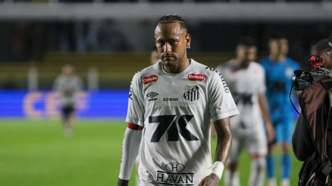 Beijo, cala-boca e até para defender rival: Neymar discutindo com torcedores vira rotina em volta ao Santos
