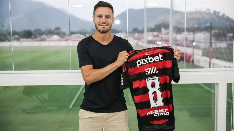 Saúl revela conversa com Filipe Luís sobre Flamengo e estreia indefinida.