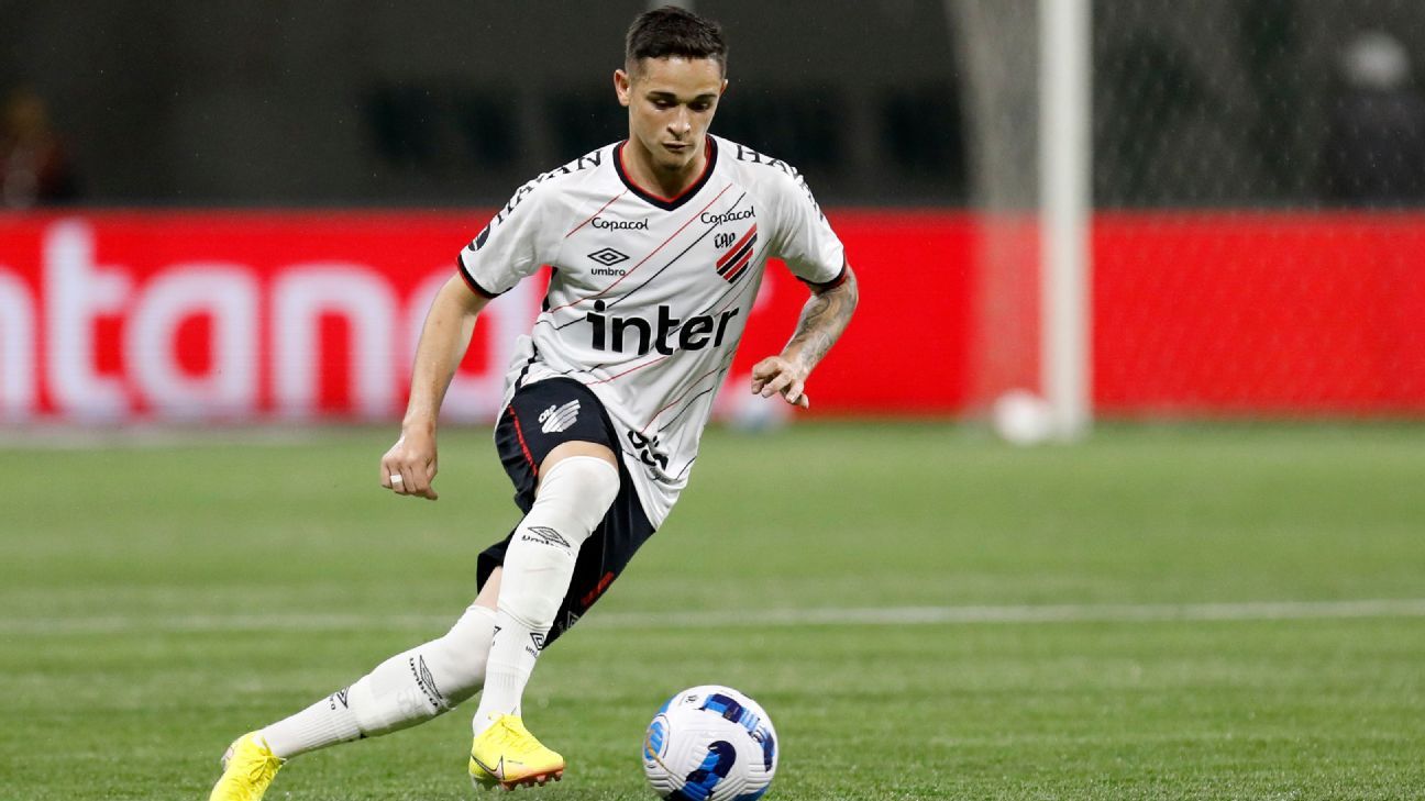 Palmeiras negocia contratação do lateral-direito Khellven, ex-Athletico-PR para reforçar elenco.