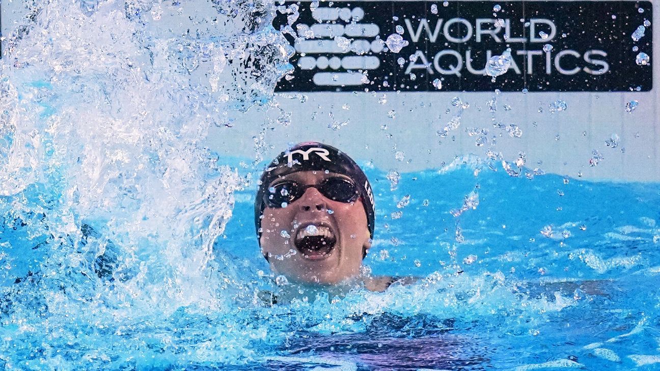 Ledecky wins 800m freestyle at swimming worlds