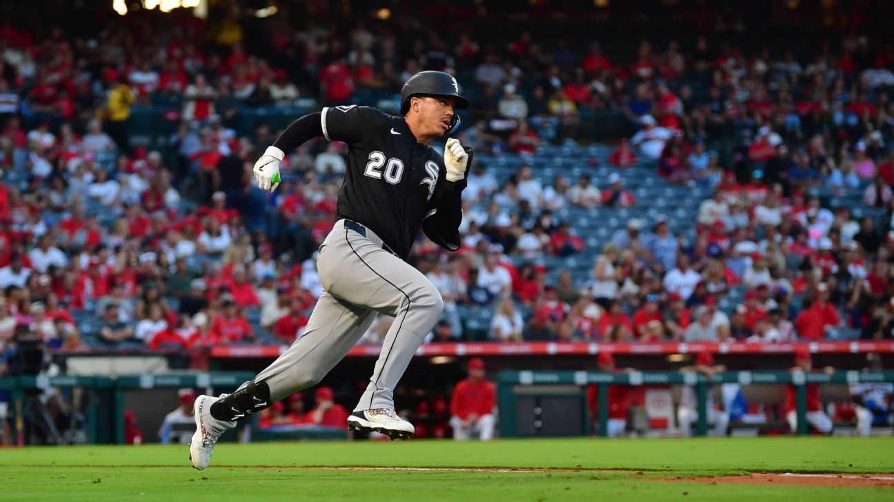 White Sox place Vargas on IL with oblique strain