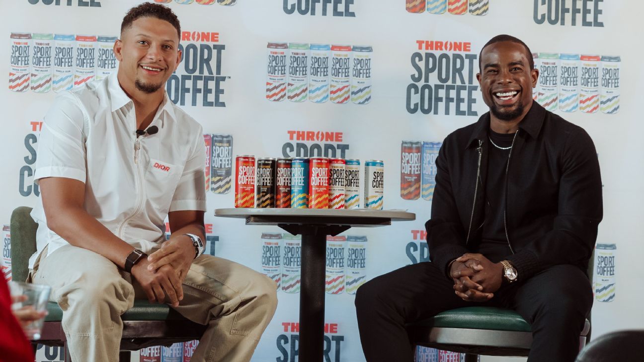 Patrick Mahomes con Alex Toussaint.