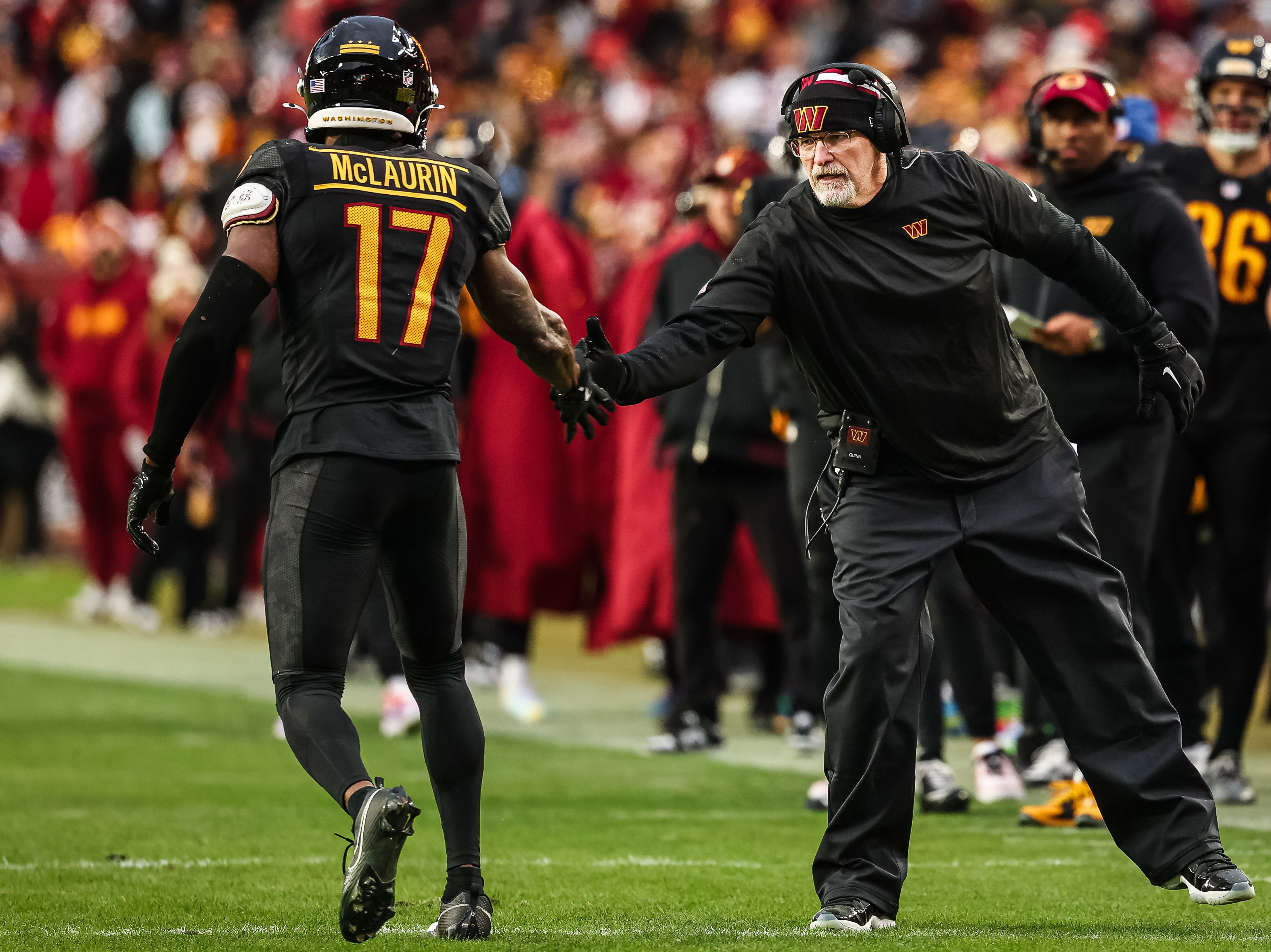 El entrenador Dan Quinn hablando con Terry McLaurin.