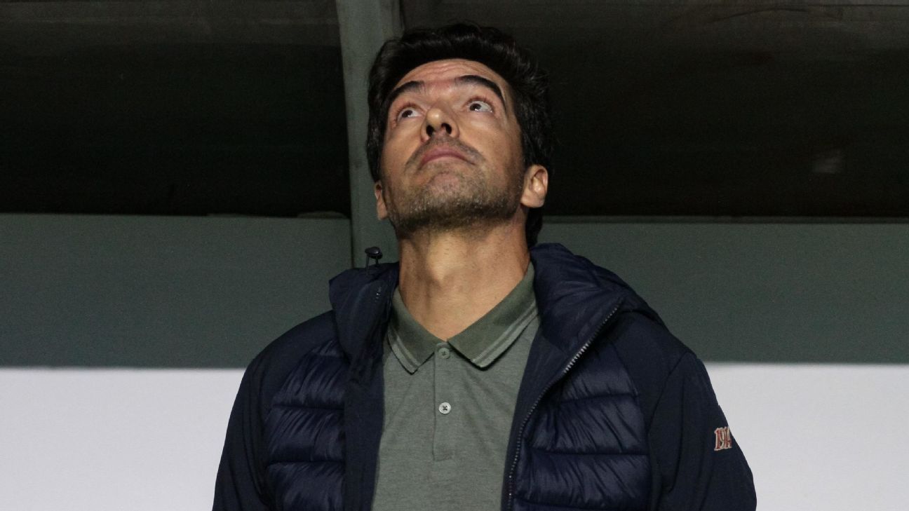 Torcida do Palmeiras xinga Abel Ferreira durante jogo e protesto se estende.