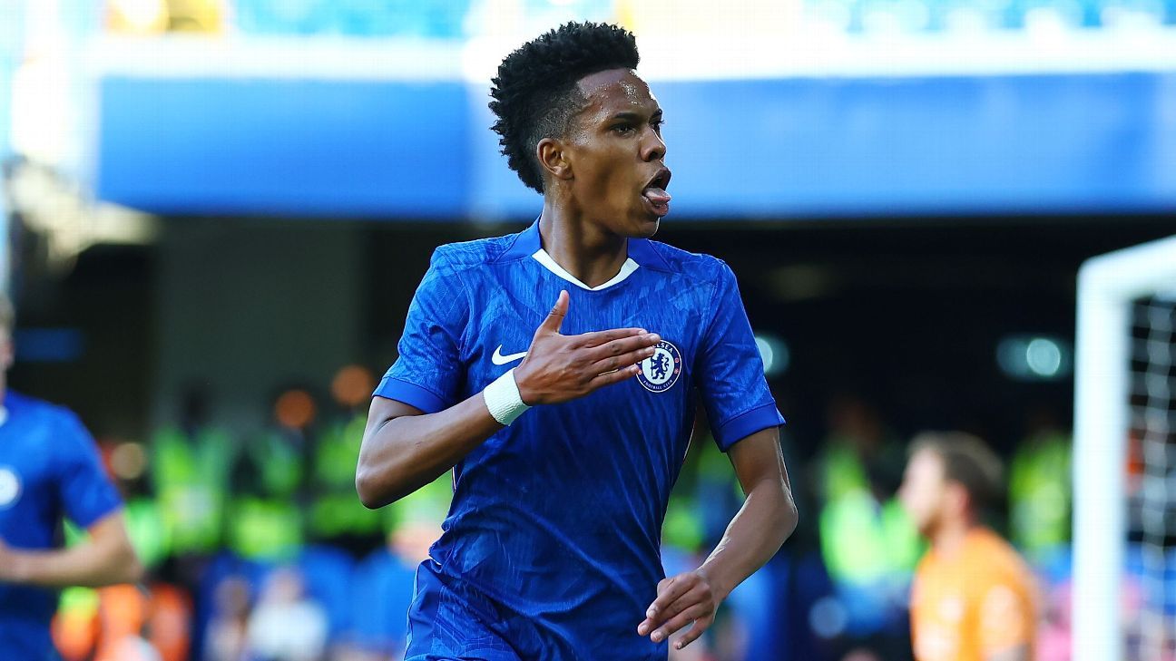 Estêvão celebra después de marcar su primer gol con la camiseta del Chelsea durante el amistoso con el Bayer Leverkusen.