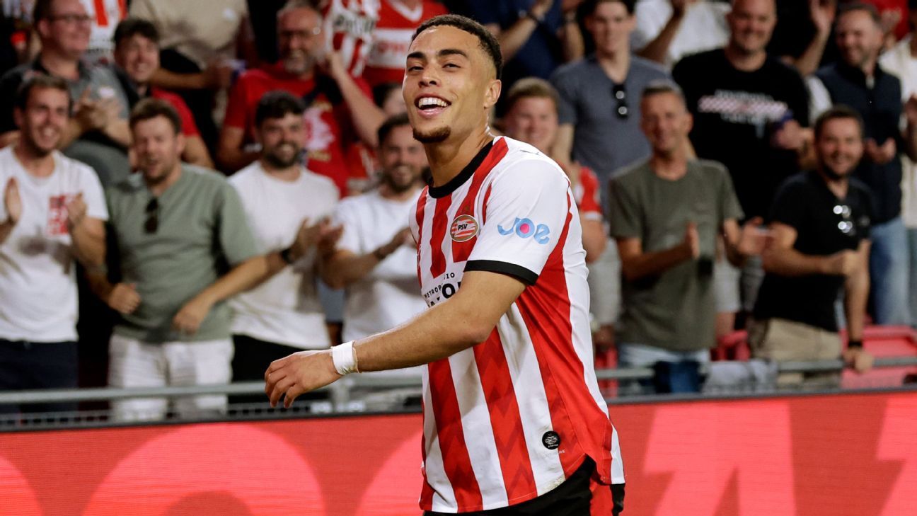 Sergiño Dest celebra después de marcar en la victoria del PSV Eindhoven por 6-1 sobre el Sparta Rotterdam.
