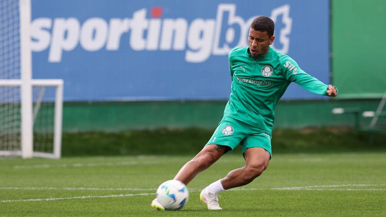 Grêmio mira lateral-direito jovem com Marcos Rocha, do Palmeiras, como alternativa.