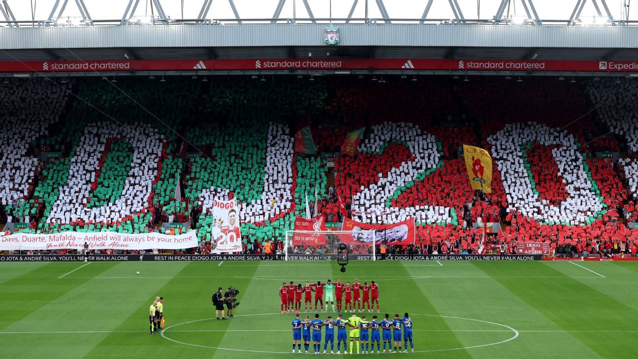 Aficionados en Anfield rindiendo homenaje a Diogo Jota
