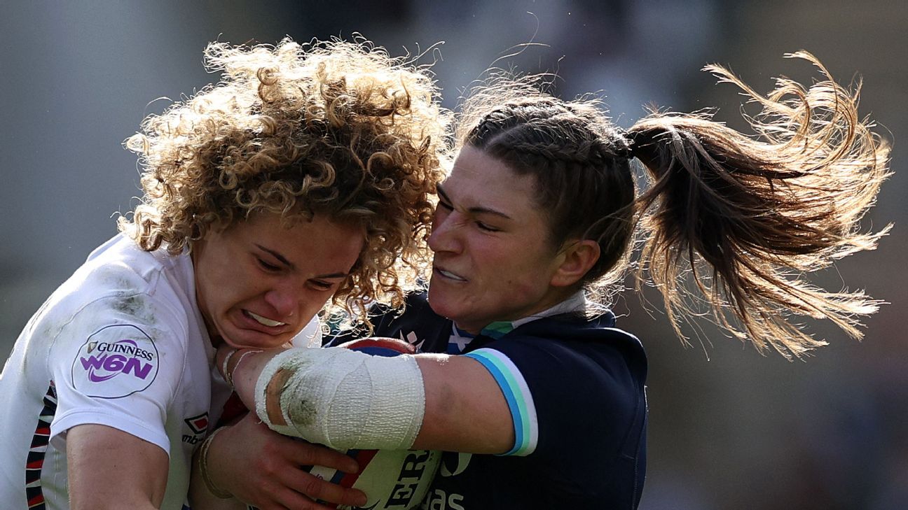 Helen Nelson (R) fue nombrada en el equipo del torneo de las Seis Naciones Femeninas de este año.