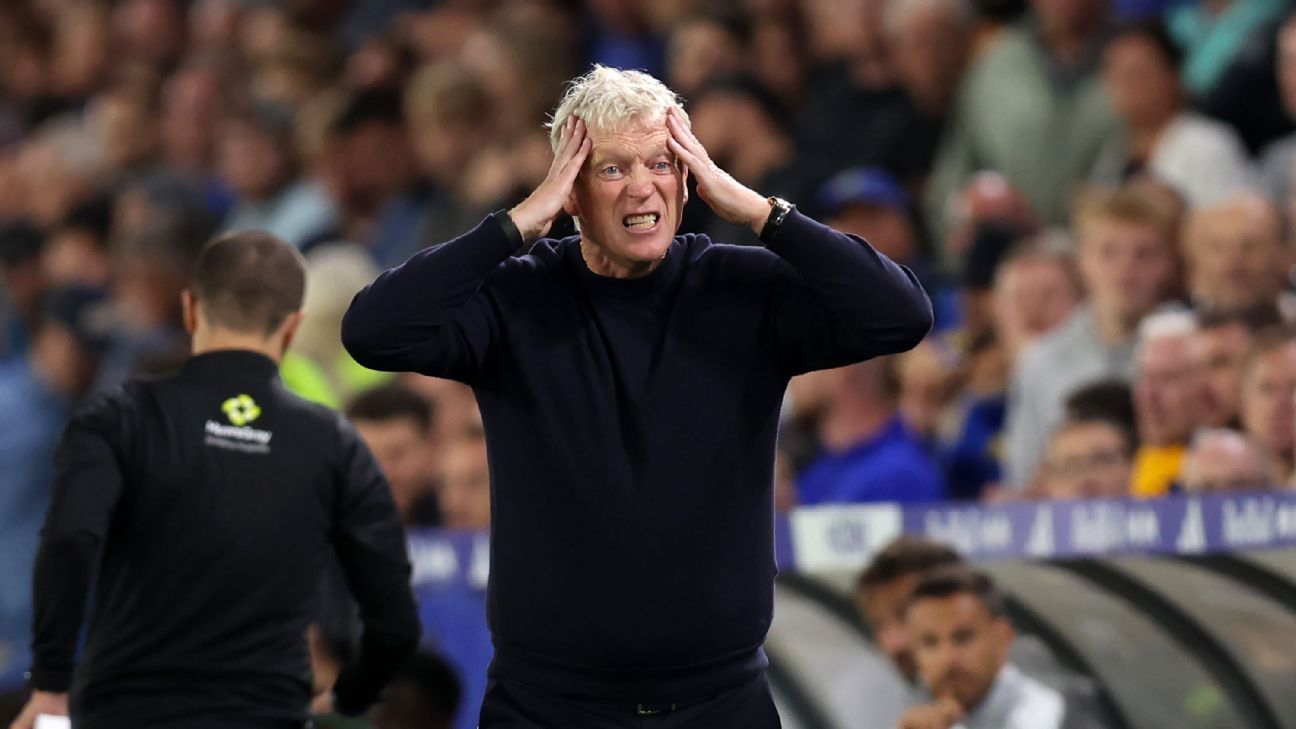 Everton manager David Moyes reacts on the sidelines during his team's loss to Leeds.